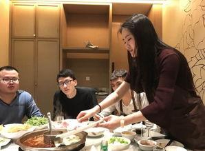 唱歌包间情侣吃瓜